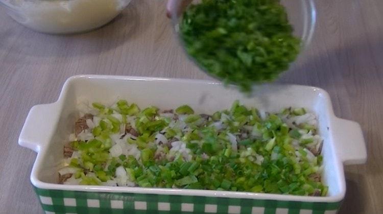 læg fyldet i lag: kød, løg, peber. greens.