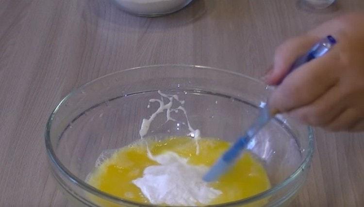 Tilsæt salt og bagepulver.