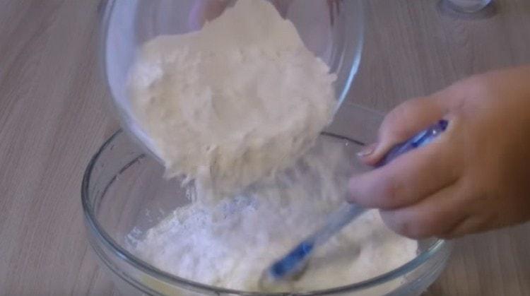 Tilsæt lidt mel til dejen.