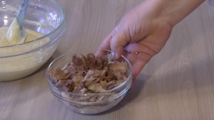 Skær det kogte kød i stykker.