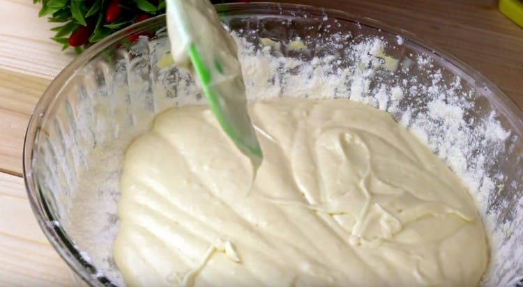 Întindem jumătate din aluat în formă, nivelăm-o.