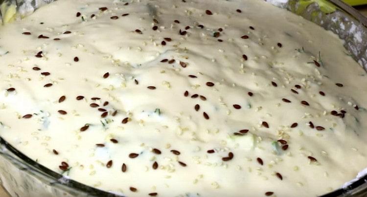 Umpleți umplutura cu aluatul rămas și presărați-l cu semințe de susan.