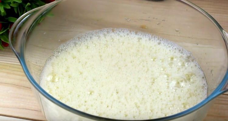 Pentru început, bateți ouăle cu zahărul și sarea.