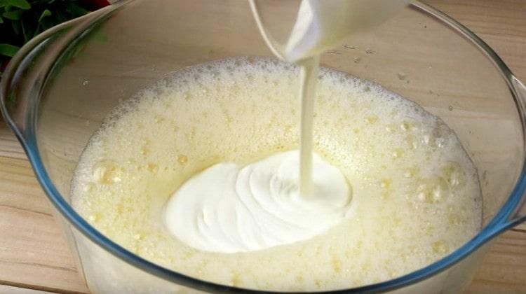 Adăugați smântână și maioneză în aluat.