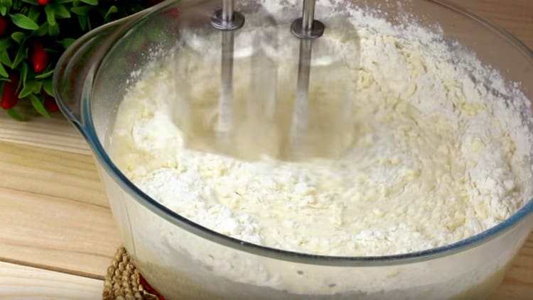 Adăugați făina și amestecați din nou.