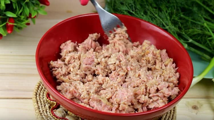 Frământați peștele conserve cu o furculiță.