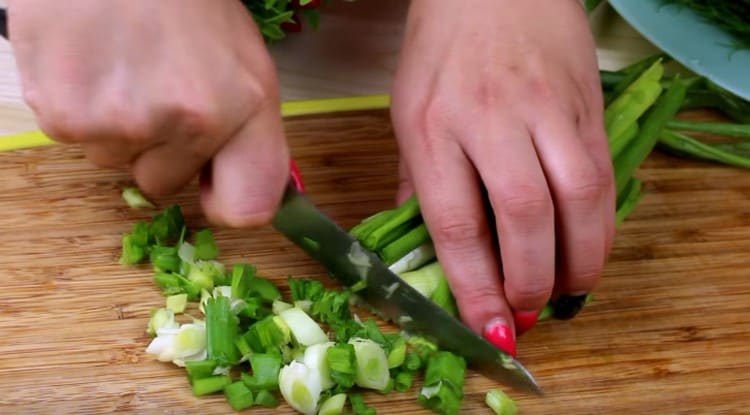 Se macină ceapa verde proaspătă și mărarul.