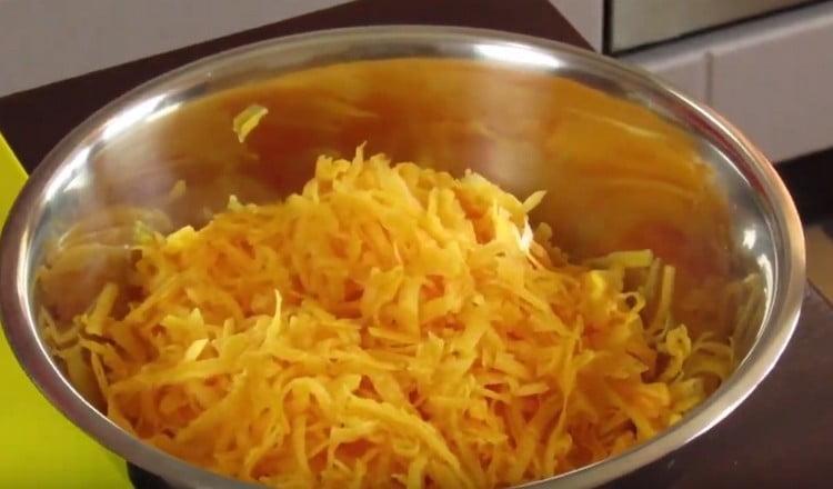 Tre græskar på et groft rivjern.