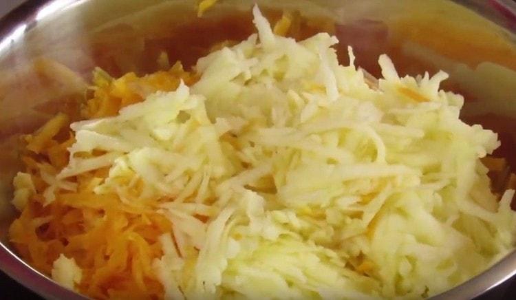 På det samme rivejern tre skrælede æbler.