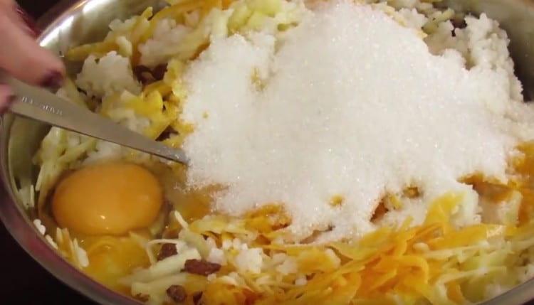 Tilsæt sukker og vaniljesukker på skålen.