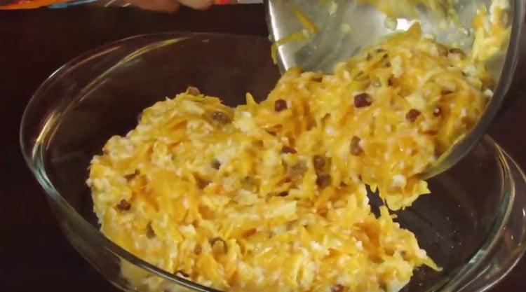 Smør bagepladen med vegetabilsk olie og spred den blandede masse ind i den.