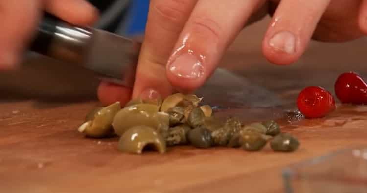 Chcete-li vařit sumce v troubě, nakrájejte všechny ingredience