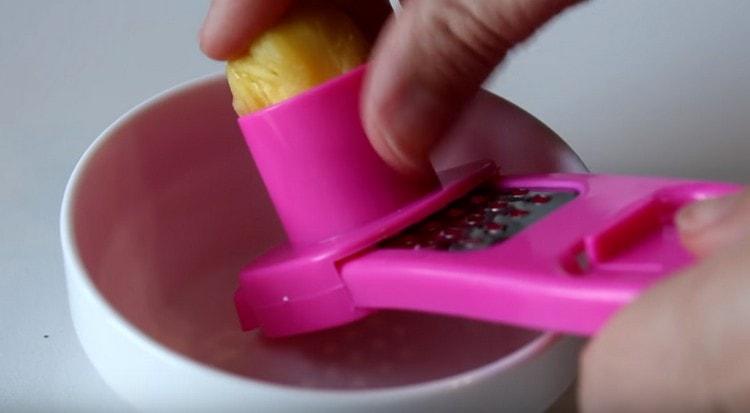 Freacă ghimbirul pe o răzătoare fină.