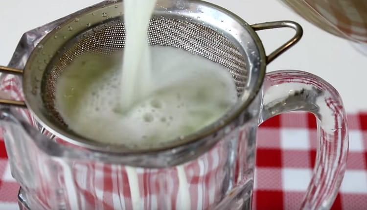 După ce amestecați băutura cu un blender, filtrați-o printr-o sită.