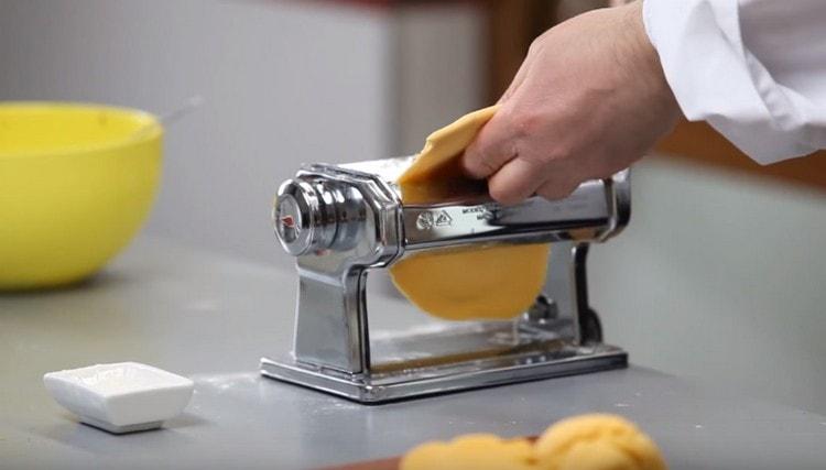 Stejným způsobem rozvařte druhou polovinu těsta.