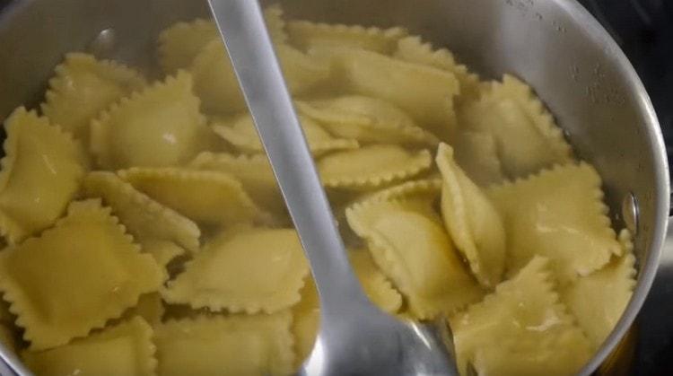Vařte naše ravioli ve slané vodě.