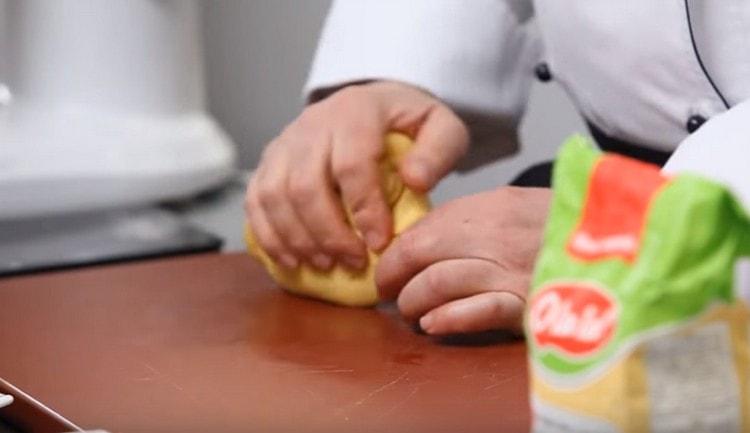 Těsto nakrájíme na kouli a necháme po dobu přípravy náplně.