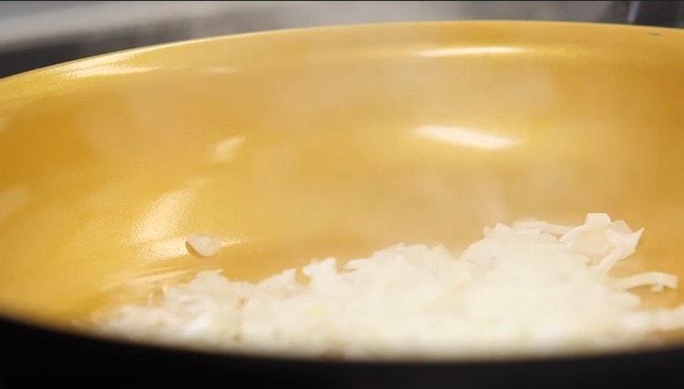 Smažte cibuli na pánvi.