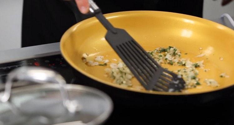 Přidejte cibuli nakrájenou šalvěj a ještě několik minut pasivnější.