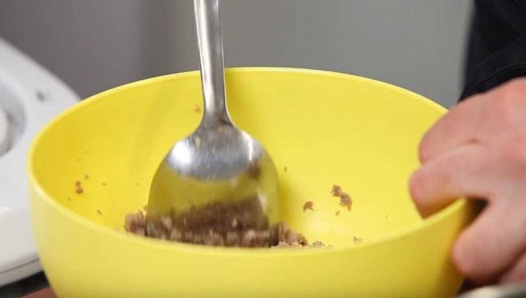 Maso smícháme s cibulkou, přidáme sůl, pepř.