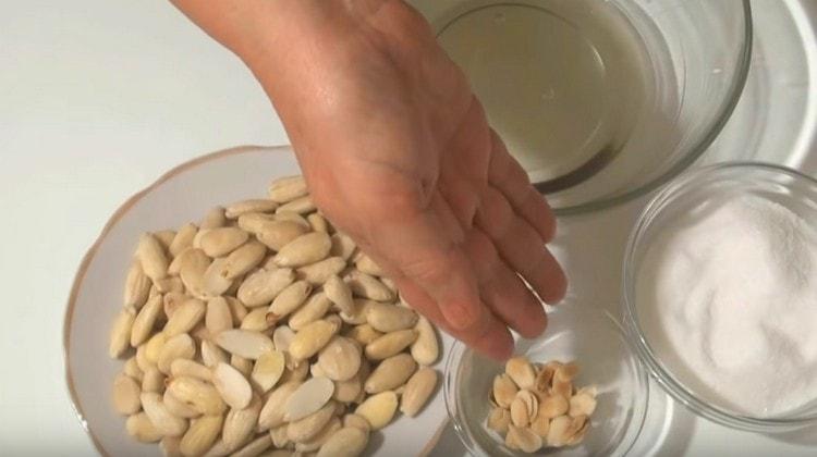 Vi behöver aprikoskärnor och mandlar.