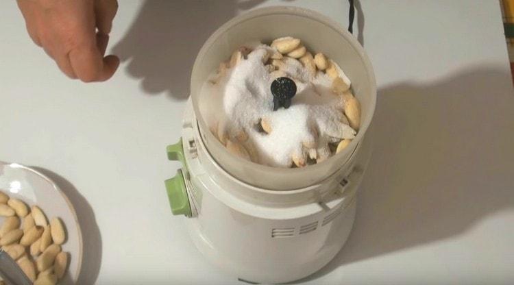 Slip minadl- och aprikoskärnorna i en kaffekvarn med socker.