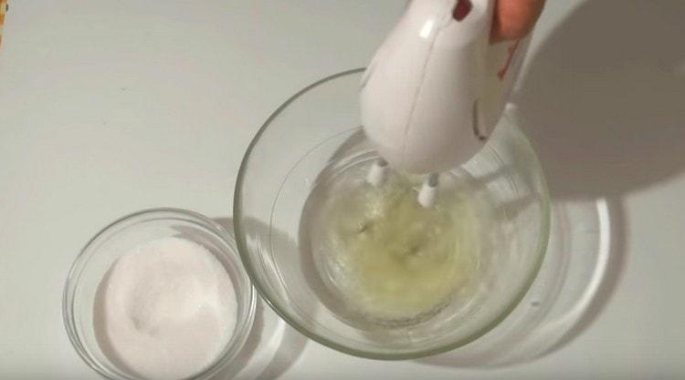 Pisk de vita med en nypa salt.