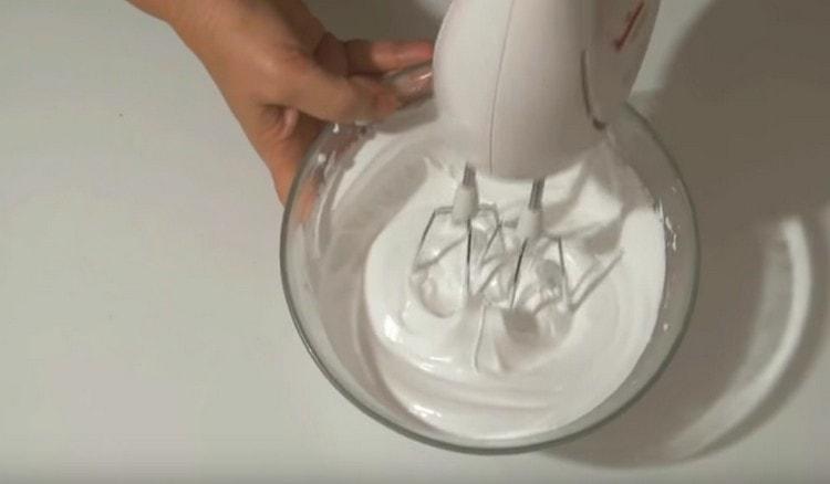 Pisk de vita tills mjuka toppar.