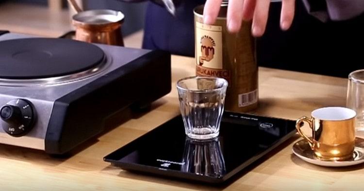 Nejprve musíte změřit požadované množství kávy.