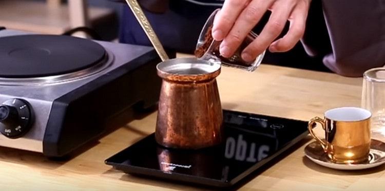 Nalijte vodu do Turku a nalijte cukr.