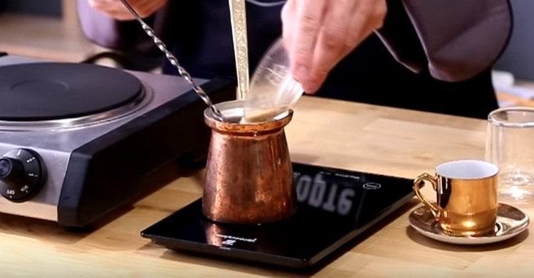 Přidejte hnědý cukr.