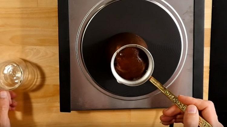 Položili jsme Turek na sporák a počkali, až na něj začne stoupat čepice.