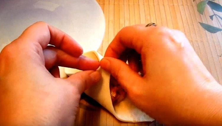 Закрепваме заедно диагонално противоположни ъгли на квадрата на теста.