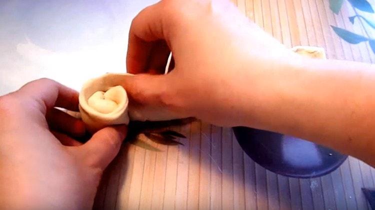 Получената наденица завиваме с рулото.