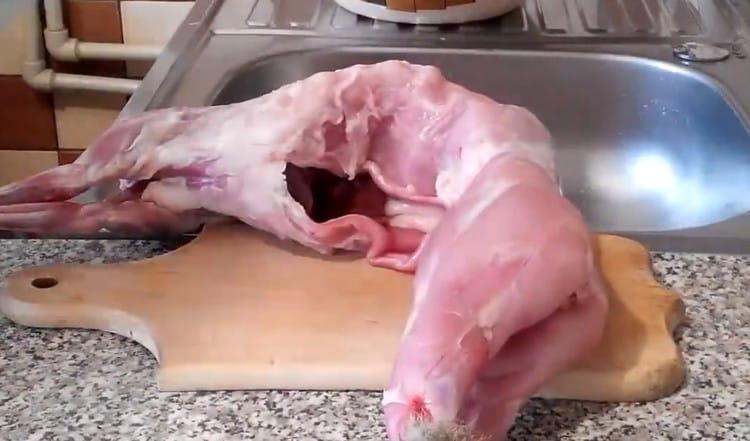 Lavamos a fondo la carcasa del conejo.