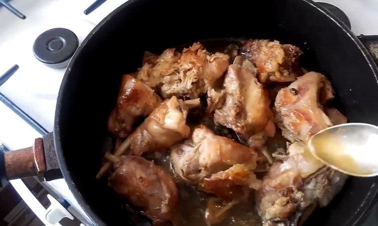 En el proceso de freír, debemos regar los trozos de carne con el jugo formado en la sartén.