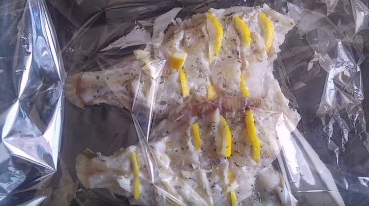 نضع السمك في كم الخبز.