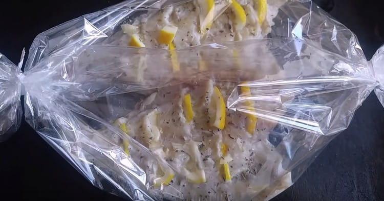 أغلق حواف الأكمام وأرسل السمك إلى الفرن