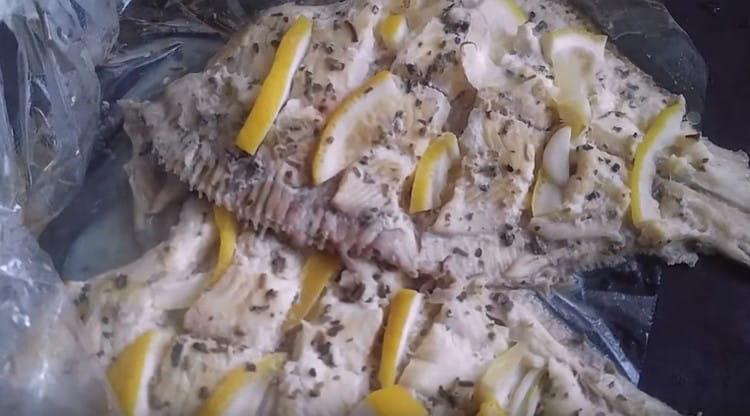 كما ترون ، فإن طهي السمك المفلطح في الفرن باستخدام هذه الوصفة ليس بالأمر الصعب على الإطلاق.