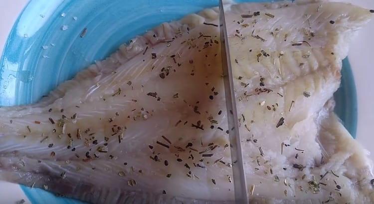 نجعل الشقوق على الذبيحة.