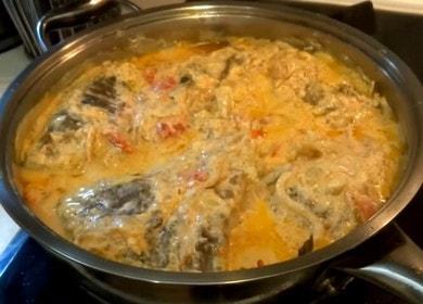 Hvordan man lærer, hvordan man laver lækker crucians i creme fraiche ifølge en trinvis opskrift