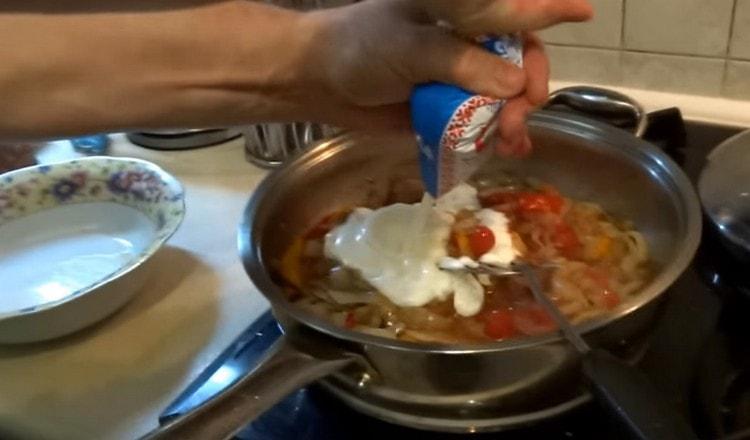Derefter tilsættes creme fraiche til sauce.