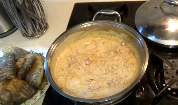 Vi koger sauce i nogle få minutter, salt og peber efter smag.