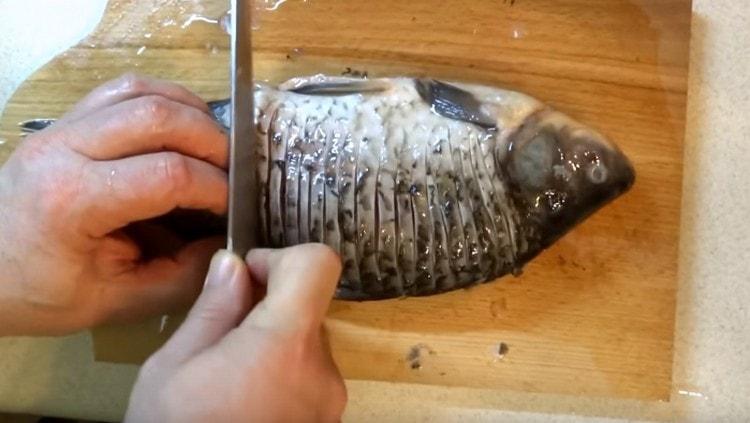 Vi foretager snit på fisken.