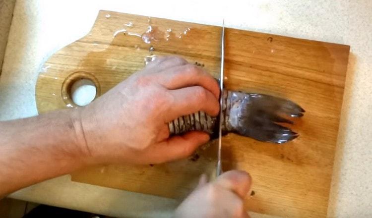 Skær halerne og skær fiskene i stykker.