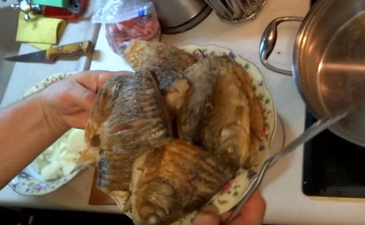 Mens de stegt crucians, skal du tage det til side.