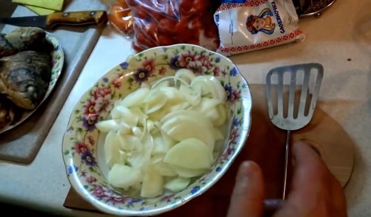 Skær løgen i halve ringe.