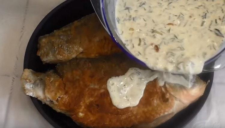 Naplňte karasu omáčkou a odešlete do trouby.