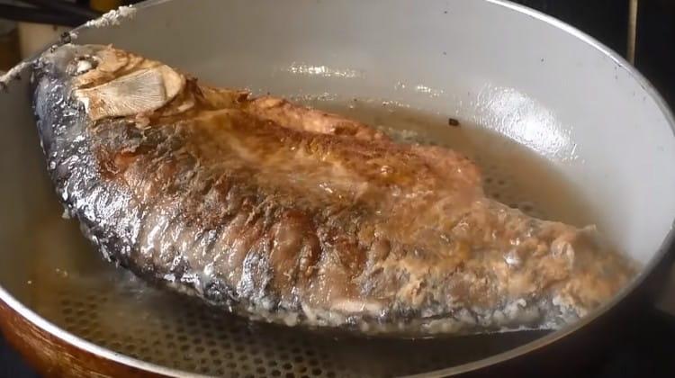 Fry crucians na obou stranách.