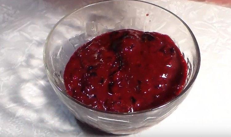 Für dieses Rezept ist es besser, geriebene Heckenrose zu nehmen.